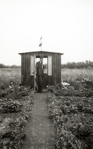 59429 Afbeelding van J.W. Smaling voor zijn tuinhuisje Beja in de tuin op het Volkstuinencomplex Ons Buiten (Ezelsdijk) ...